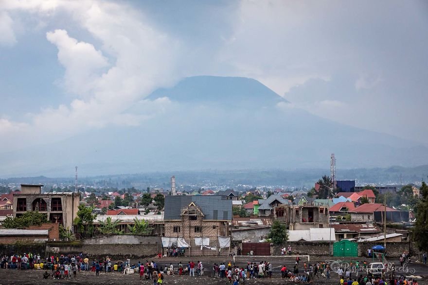 canh-tuong-ngoan-muc-cua-chao-lua-nyiragongo-dang-soi-sung-suc