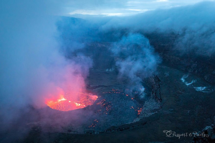 canh-tuong-ngoan-muc-cua-chao-lua-nyiragongo-dang-soi-sung-suc