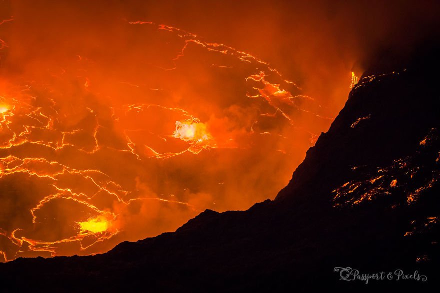canh-tuong-ngoan-muc-cua-chao-lua-nyiragongo-dang-soi-sung-suc