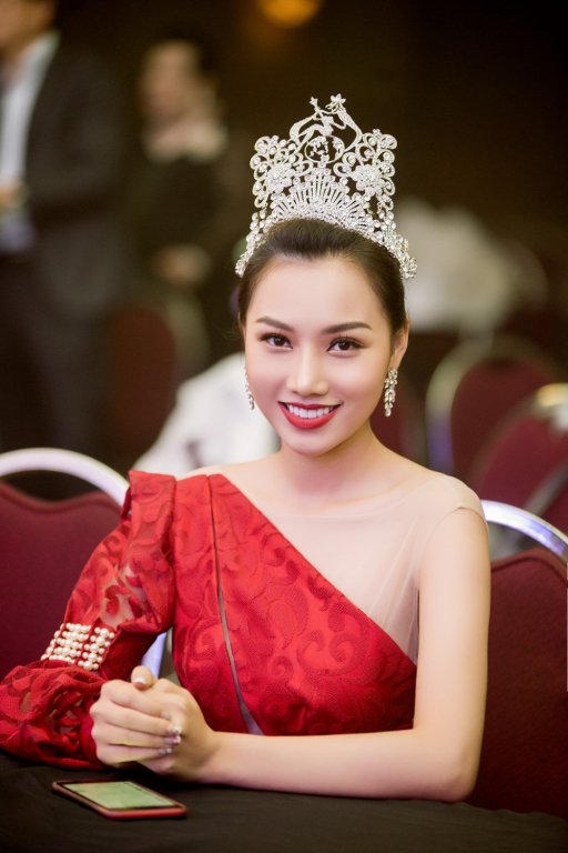 dieu-linh-khoe-anh-doi-vuong-mien-sau-loi-chuc-cua-dan-my-nhan-viet-truoc-chung-ket-nu-hoang-du-lich-quoc-te-2018