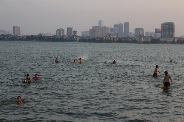 ha-noi-nang-nong-ho-tay-bien-thanh-bai-bien-tu-do