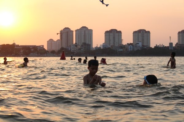 ha-noi-nang-nong-ho-tay-bien-thanh-bai-bien-tu-do