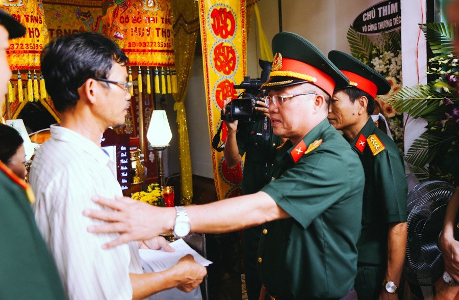 Nước mắt người thân của hiệp sĩ bị đâm tử vong: 