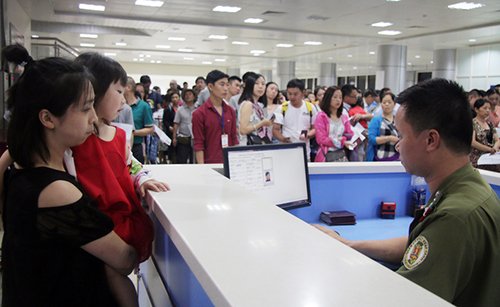 Khánh Hòa lúng túng xử lý vụ khách Trung Quốc mặc áo 'đường lưỡi bò'