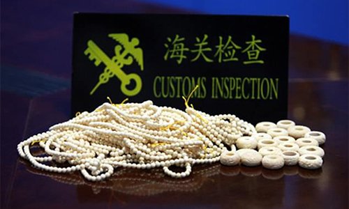 Trung Quốc bắt bé gái Việt quấn 2 kg trang sức ngà voi quanh bụng
