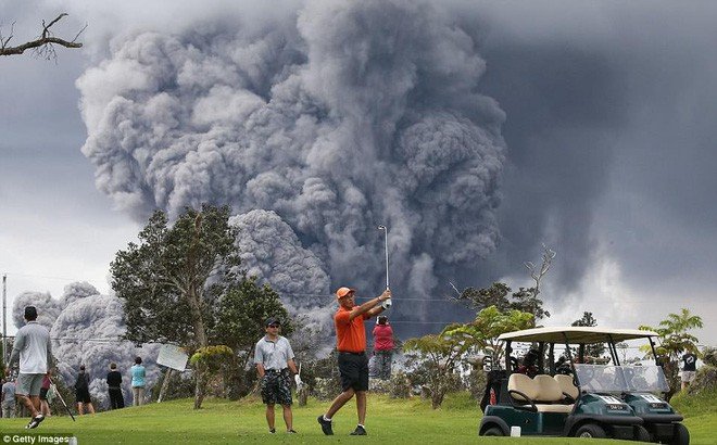 hawaii-phat-bao-dong-do-kinh-hoang-nui-lua-phun-cot-tro-bui-cao-36km