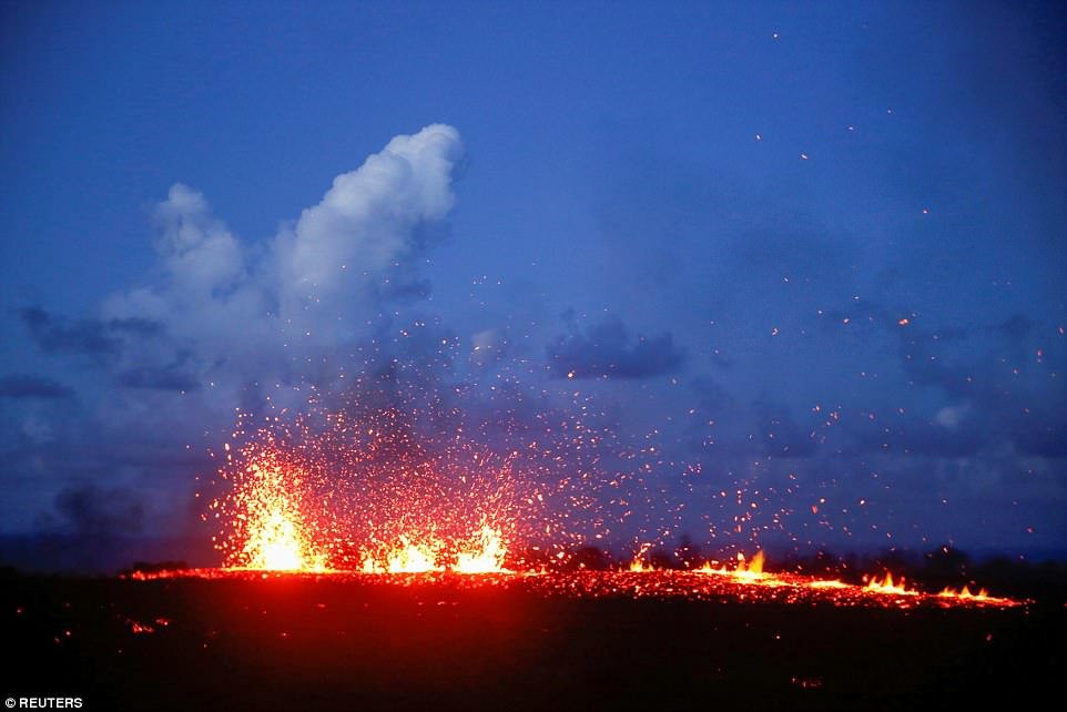 hawaii-phat-bao-dong-do-kinh-hoang-nui-lua-phun-cot-tro-bui-cao-36km