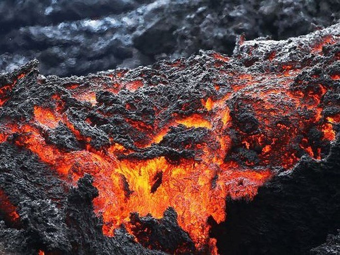 hawaii-phat-bao-dong-do-kinh-hoang-nui-lua-phun-cot-tro-bui-cao-36km