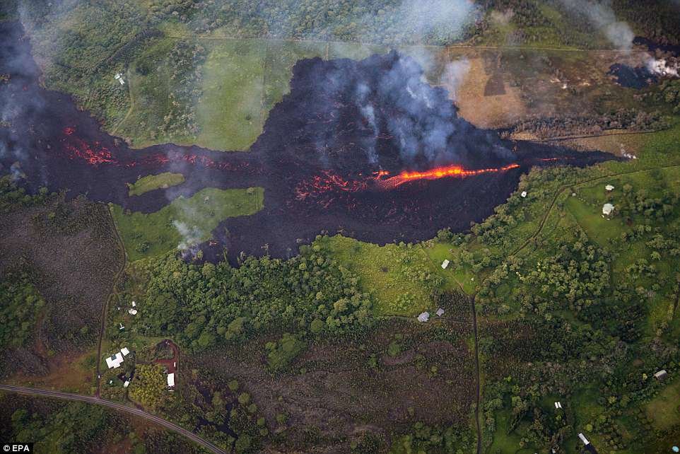 hawaii-phat-bao-dong-do-kinh-hoang-nui-lua-phun-cot-tro-bui-cao-36km