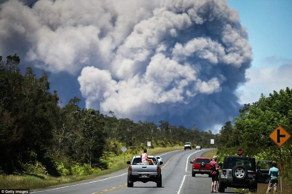 hawaii-phat-bao-dong-do-kinh-hoang-nui-lua-phun-cot-tro-bui-cao-36km