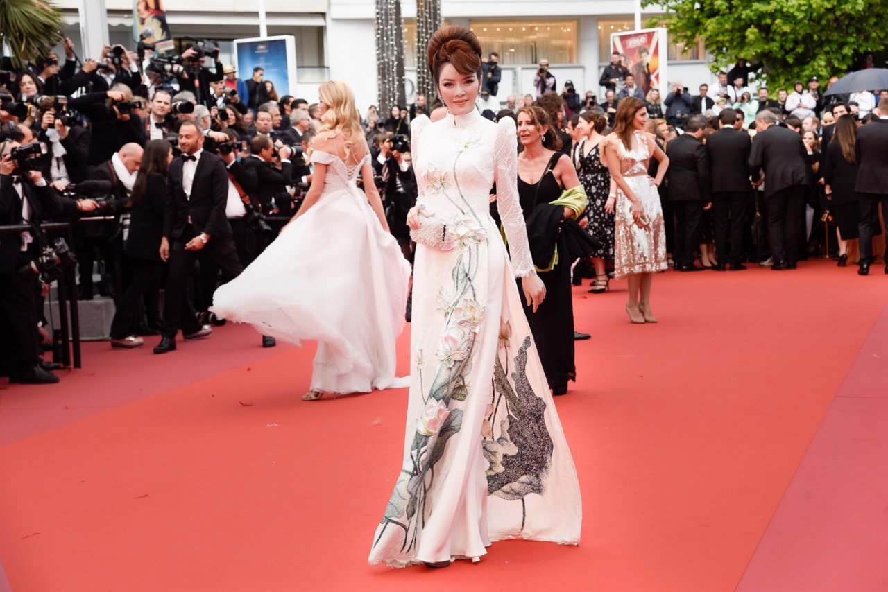 ngam-nhin-my-nhan-viet-dien-ao-dai-truyen-thong-tren-tham-do-cannes-2018