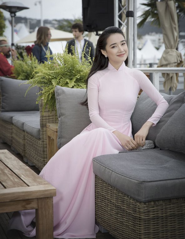 ngam-nhin-my-nhan-viet-dien-ao-dai-truyen-thong-tren-tham-do-cannes-2018
