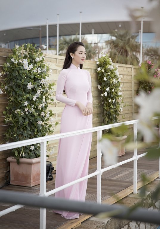 ngam-nhin-my-nhan-viet-dien-ao-dai-truyen-thong-tren-tham-do-cannes-2018