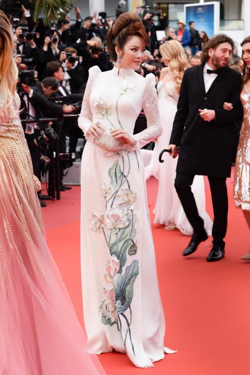 ngam-nhin-my-nhan-viet-dien-ao-dai-truyen-thong-tren-tham-do-cannes-2018