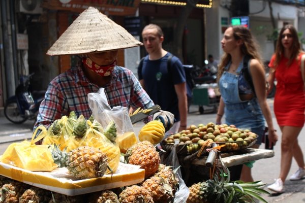 nguoi-lao-dong-nhoc-nhan-muu-sinh-duoi-cai-nang-nhu-do-lua-cua-ha-noi