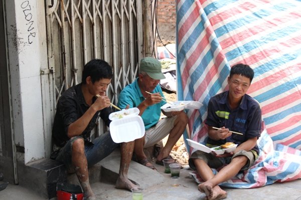 nguoi-lao-dong-nhoc-nhan-muu-sinh-duoi-cai-nang-nhu-do-lua-cua-ha-noi