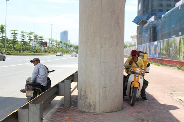 nguoi-lao-dong-nhoc-nhan-muu-sinh-duoi-cai-nang-nhu-do-lua-cua-ha-noi
