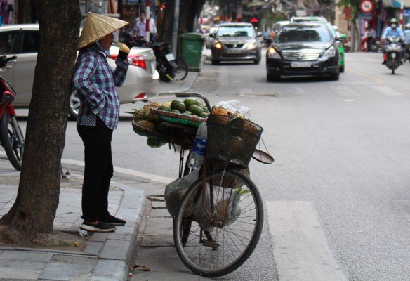 nguoi-lao-dong-nhoc-nhan-muu-sinh-duoi-cai-nang-nhu-do-lua-cua-ha-noi