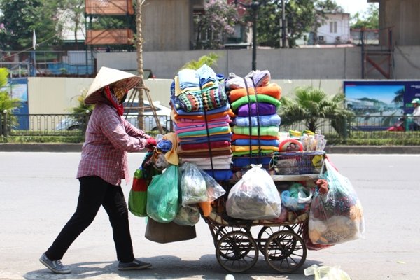nguoi-lao-dong-nhoc-nhan-muu-sinh-duoi-cai-nang-nhu-do-lua-cua-ha-noi