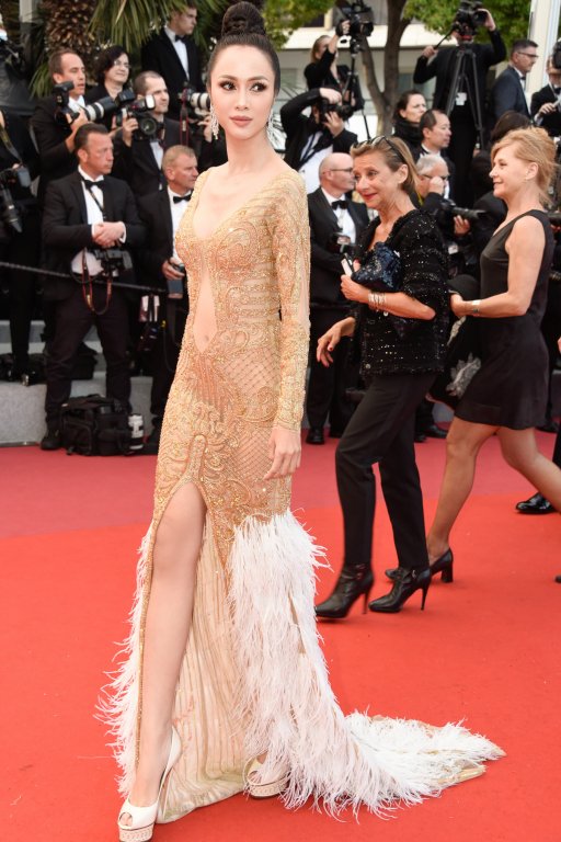 vu-ngoc-anh-lien-tuc-gay-tranh-cai-khi-dien-nhung-bo-canh-ho-bao-tren-tham-do-cannes-2018