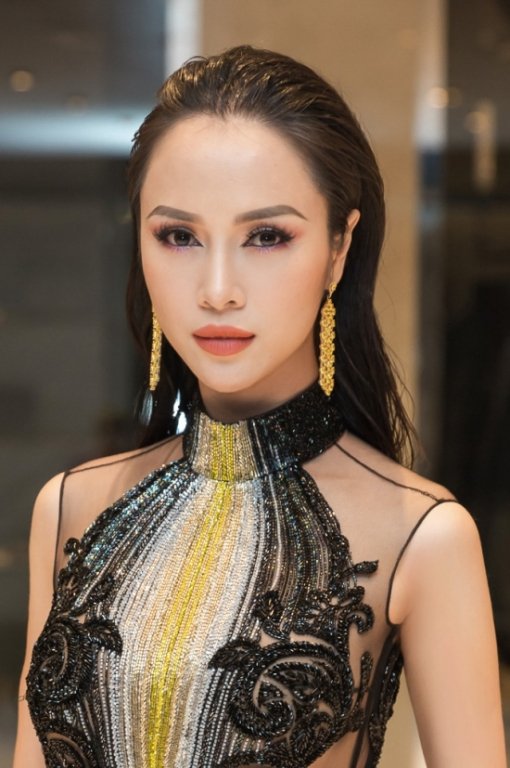 vu-ngoc-anh-lien-tuc-gay-tranh-cai-khi-dien-nhung-bo-canh-ho-bao-tren-tham-do-cannes-2018