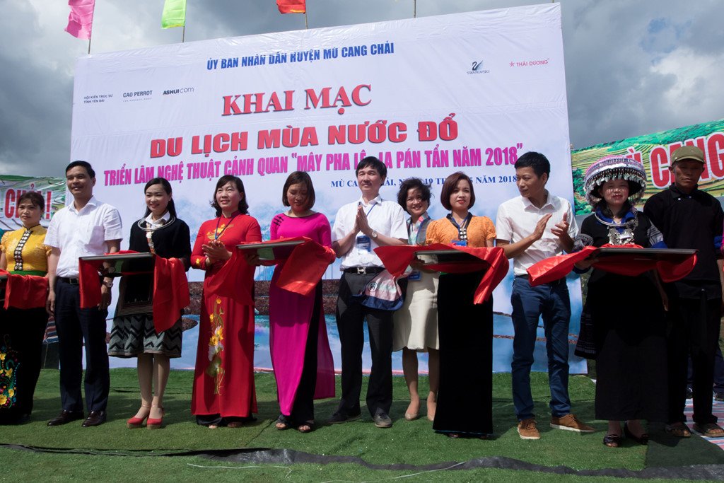 Xếp hàng xem mây pha lê trên ruộng bậc thang đang gây xôn xao