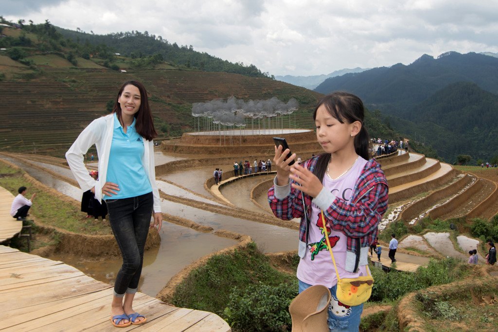 Xếp hàng xem mây pha lê trên ruộng bậc thang đang gây xôn xao