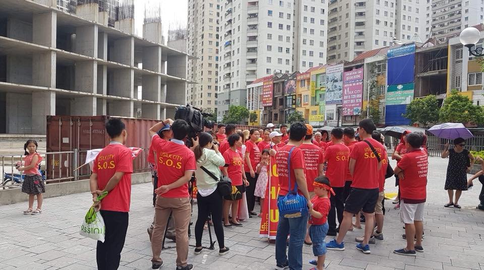 cu-dan-usilk-city-xuong-duong-doi-nha-ao-do-bang-ron-nhuom-do-du-an