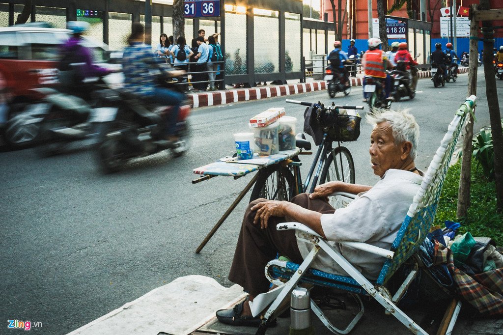 Khoảnh khắc thân quen trên đường phố Sài Gòn