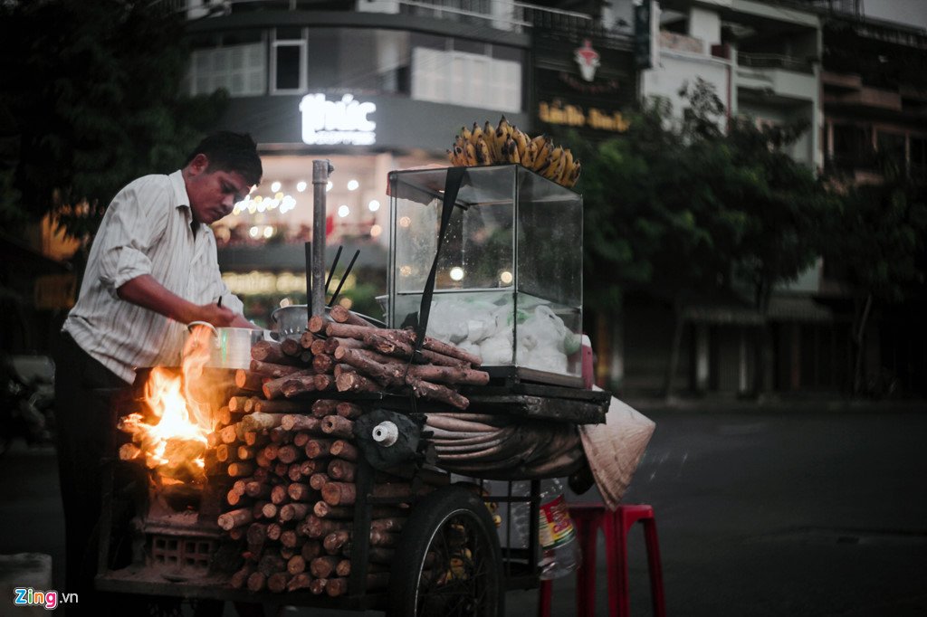 Khoảnh khắc thân quen trên đường phố Sài Gòn