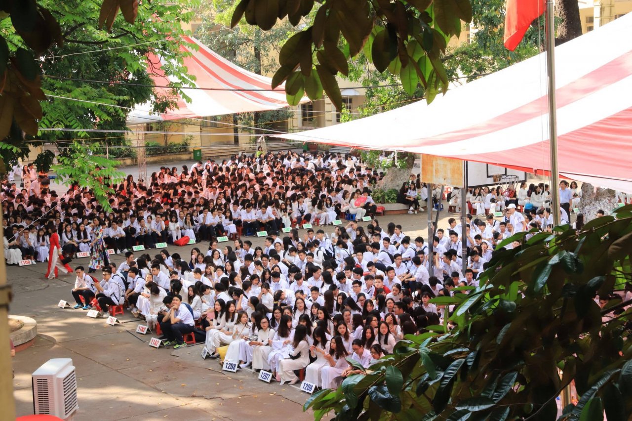 hoc-sinh-viet-duc-bin-rin-trong-ngay-chia-tay-thay-co-va-ban-be