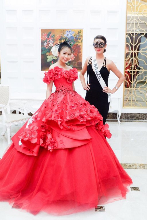 co-be-13-tuoi-cao-1m72-ngoc-lan-vy-vua-gianh-ngoi-hoa-hau-hoan-vu-nhi-the-gioi-2018