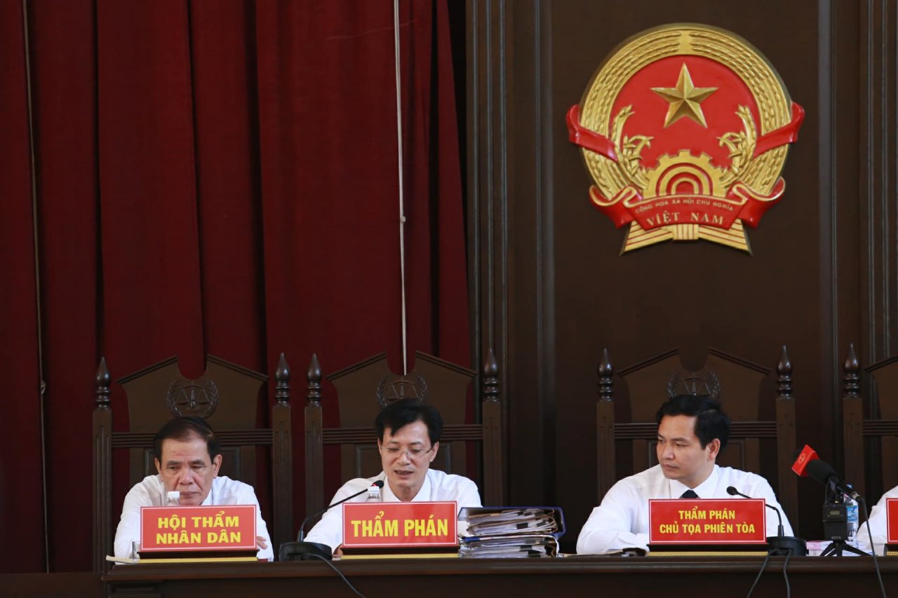 truc-tiep-xet-xu-vu-bac-si-hoang-cong-luong-ngay-235-hoi-dong-xet-xu-lien-tuc-tu-choi-de-luat-su-hoi-dieu-tra-vien