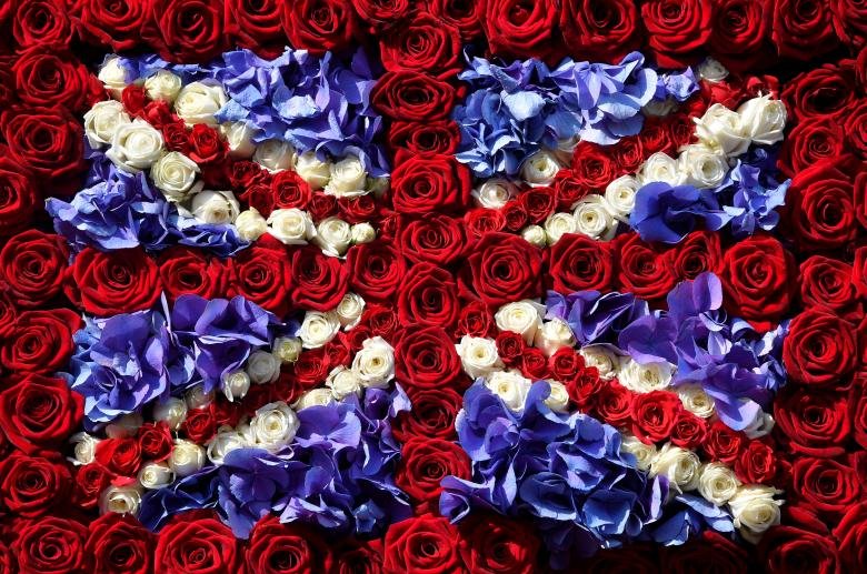 man-nhan-tai-le-hoi-hoa-ruc-ro-sac-mau-thanh-london