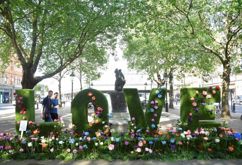 man-nhan-tai-le-hoi-hoa-ruc-ro-sac-mau-thanh-london