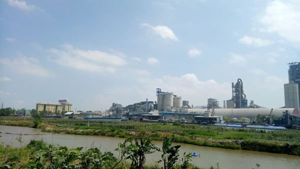nha-may-xi-mang-xuan-thanh-sau-tieng-no-nhu-bom-nhieu-nha-phai-dong-kin-cua