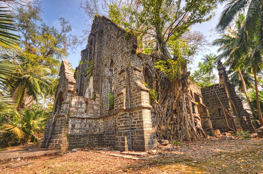 nhung-dia-diem-bo-hoang-nhung-vo-cung-hut-khach-du-lich