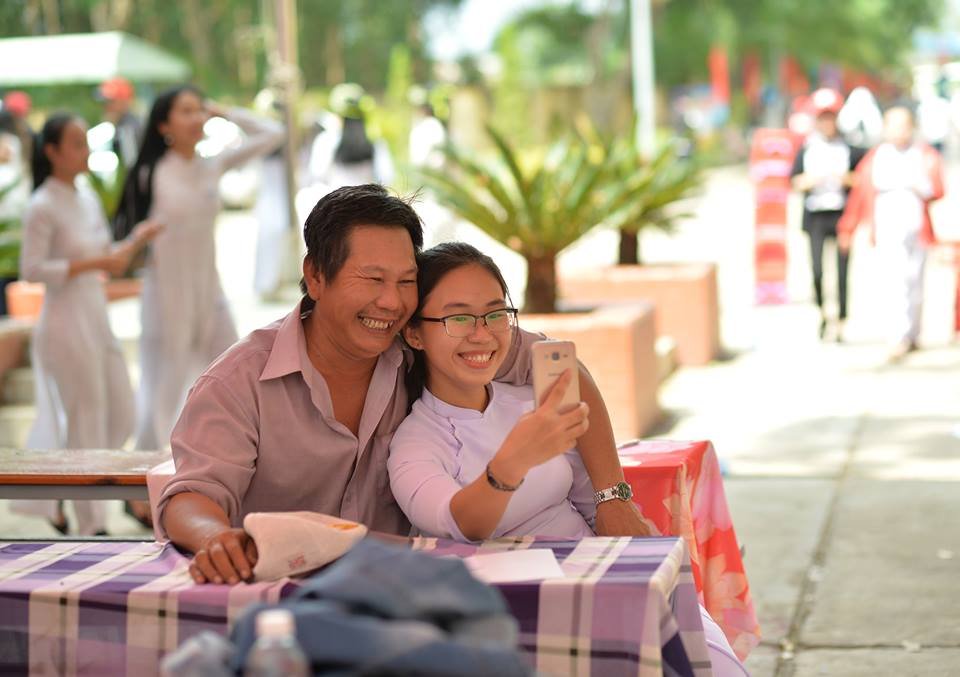 nu-sinh-trong-buc-anh-2-bo-con-du-le-tong-ket-nam-hoc-dang-gay-sot