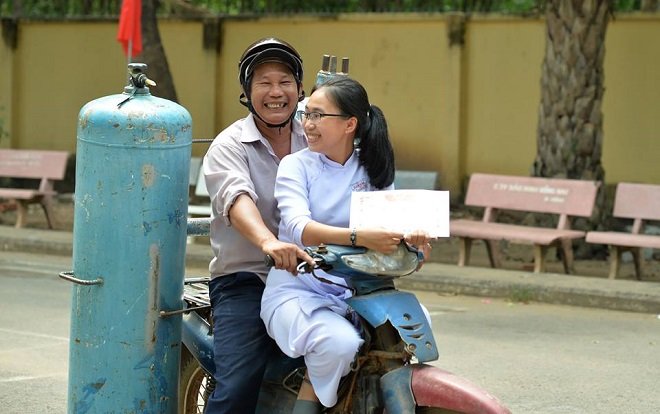 nu-sinh-trong-buc-anh-2-bo-con-du-le-tong-ket-nam-hoc-dang-gay-sot