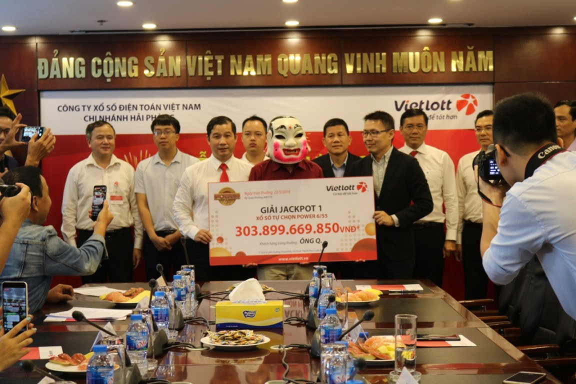 vietlott-len-tieng-ve-doi-giay-song-sinh-trong-vu-trao-giai-jackpot-303-ty-dong
