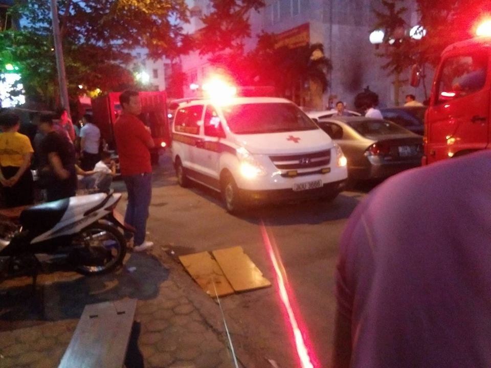 ha-noi-dang-chay-lon-o-chung-cu-bac-ha-hang-tram-nguoi-bo-chay