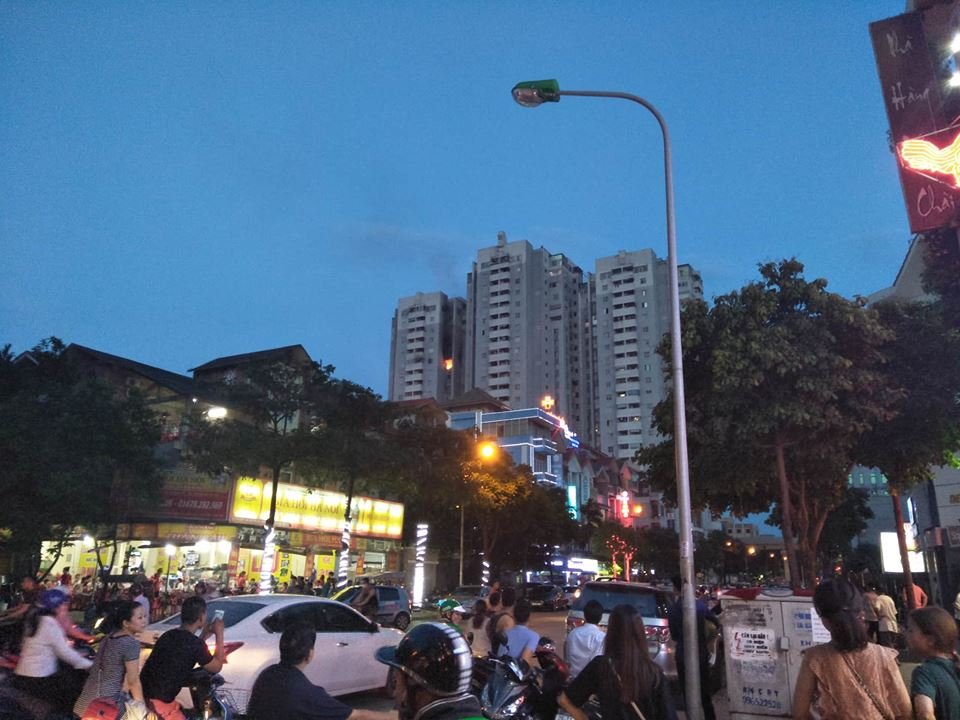 ha-noi-dang-chay-lon-o-chung-cu-bac-ha-hang-tram-nguoi-bo-chay