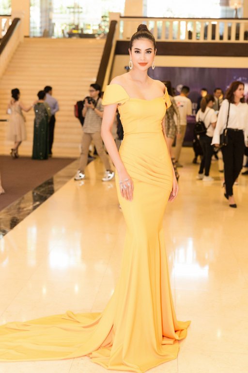 my-nhan-viet-dai-chien-voi-nhung-chiec-dam-vang-ruc-ro