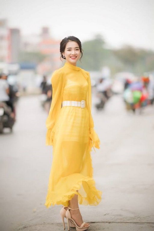 my-nhan-viet-dai-chien-voi-nhung-chiec-dam-vang-ruc-ro