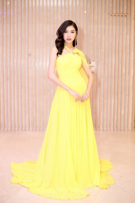 my-nhan-viet-dai-chien-voi-nhung-chiec-dam-vang-ruc-ro