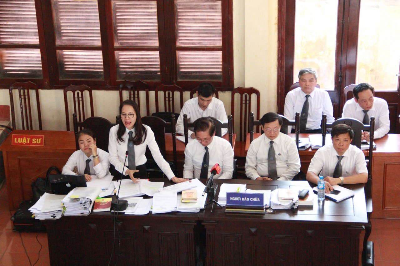 xet-xu-vu-an-chay-than-chieu-ngay-255-bat-khoc-khi-bao-chua-cho-bs-luong-truoc-toa-nu-luat-su-duoc-nguoi-dan-chan-de-bay-to-tinh-cam-khi-ra-ve