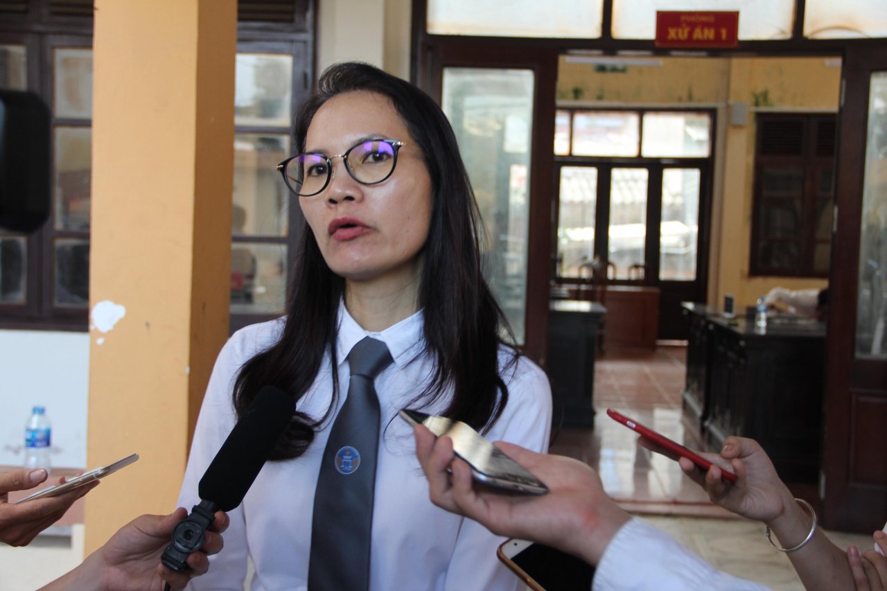 xet-xu-vu-an-chay-than-chieu-ngay-255-bat-khoc-khi-bao-chua-cho-bs-luong-truoc-toa-nu-luat-su-duoc-nguoi-dan-chan-de-bay-to-tinh-cam-khi-ra-ve