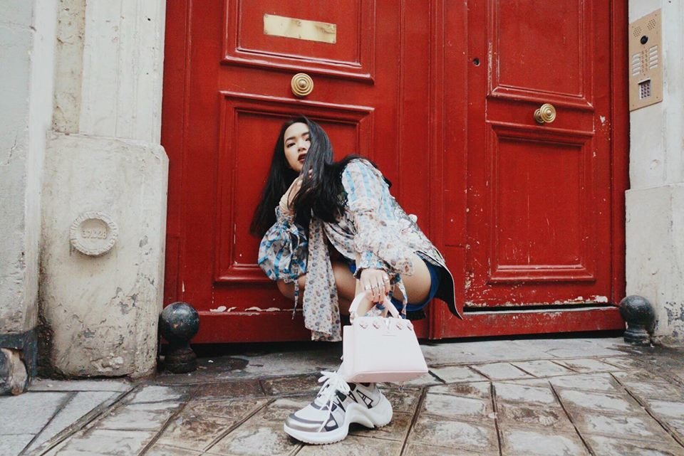 chau-bui-tro-thanh-guong-mat-dau-tien-cua-viet-nam-duoc-louis-vuitton-moi-tham-du-show-tai-phap