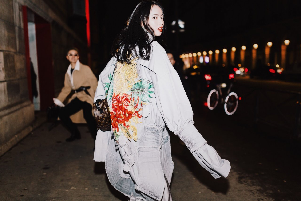 chau-bui-tro-thanh-guong-mat-dau-tien-cua-viet-nam-duoc-louis-vuitton-moi-tham-du-show-tai-phap