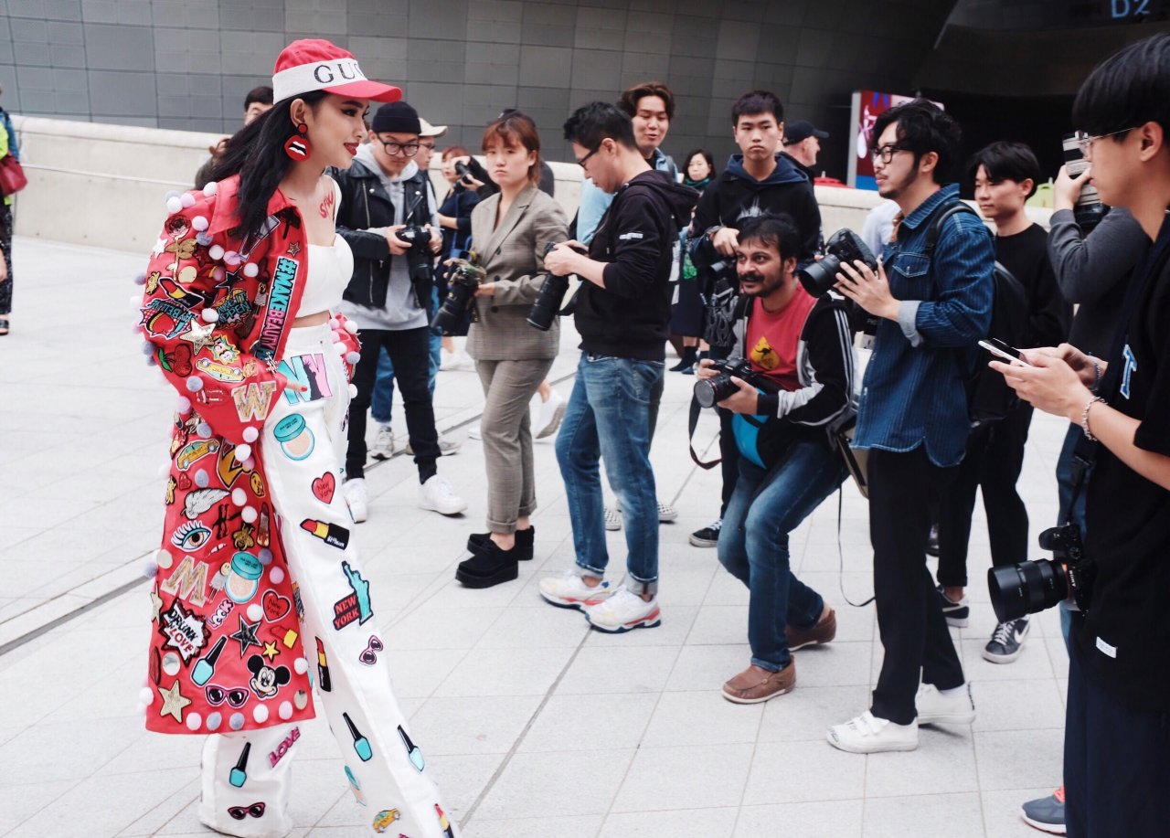 chau-bui-tro-thanh-guong-mat-dau-tien-cua-viet-nam-duoc-louis-vuitton-moi-tham-du-show-tai-phap